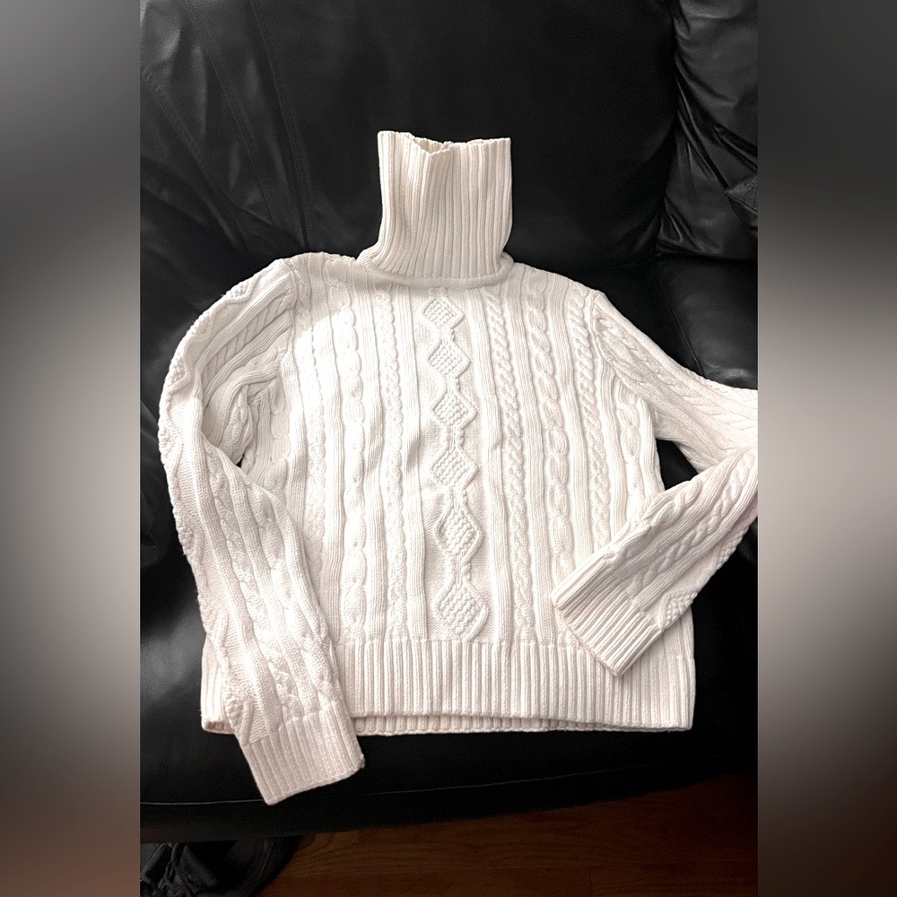 Beautiful snow white chunky classic inspired turtle neck, excellent condition
